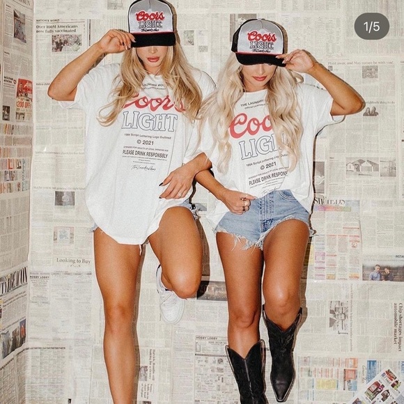 Urban Outfitters The Laundry Room X Coors Light Beer Official Tee - Picture 9 of 15